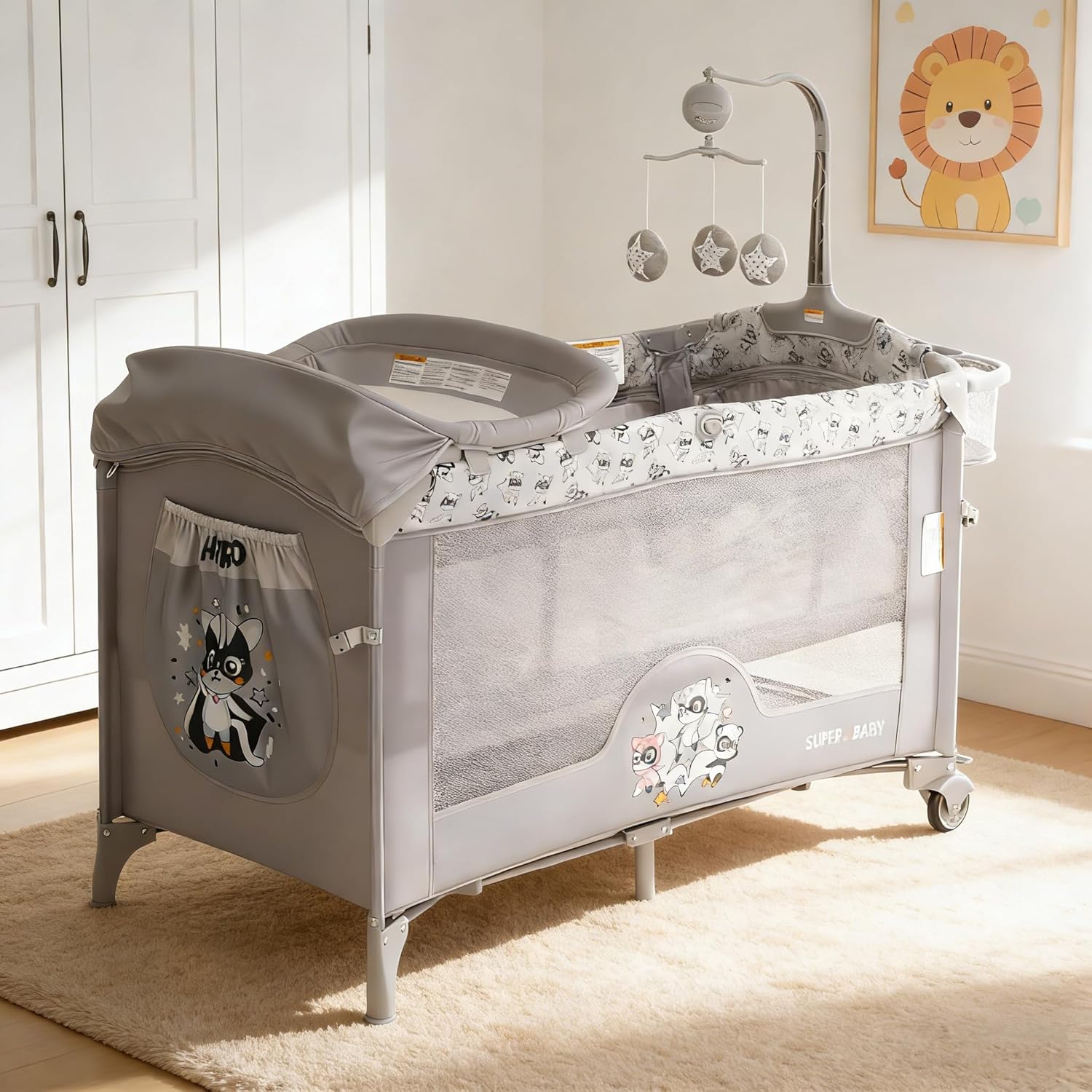 Bassinet Bedside Sleeper - 新型4in1ベビー幼児用ベビーベッド、ベッドサイドスリーパー、ポータブルパックアンドプレイ、おむつ替え台、ロック式ホイール、ジッパー式ドア、おもちゃ収納付き