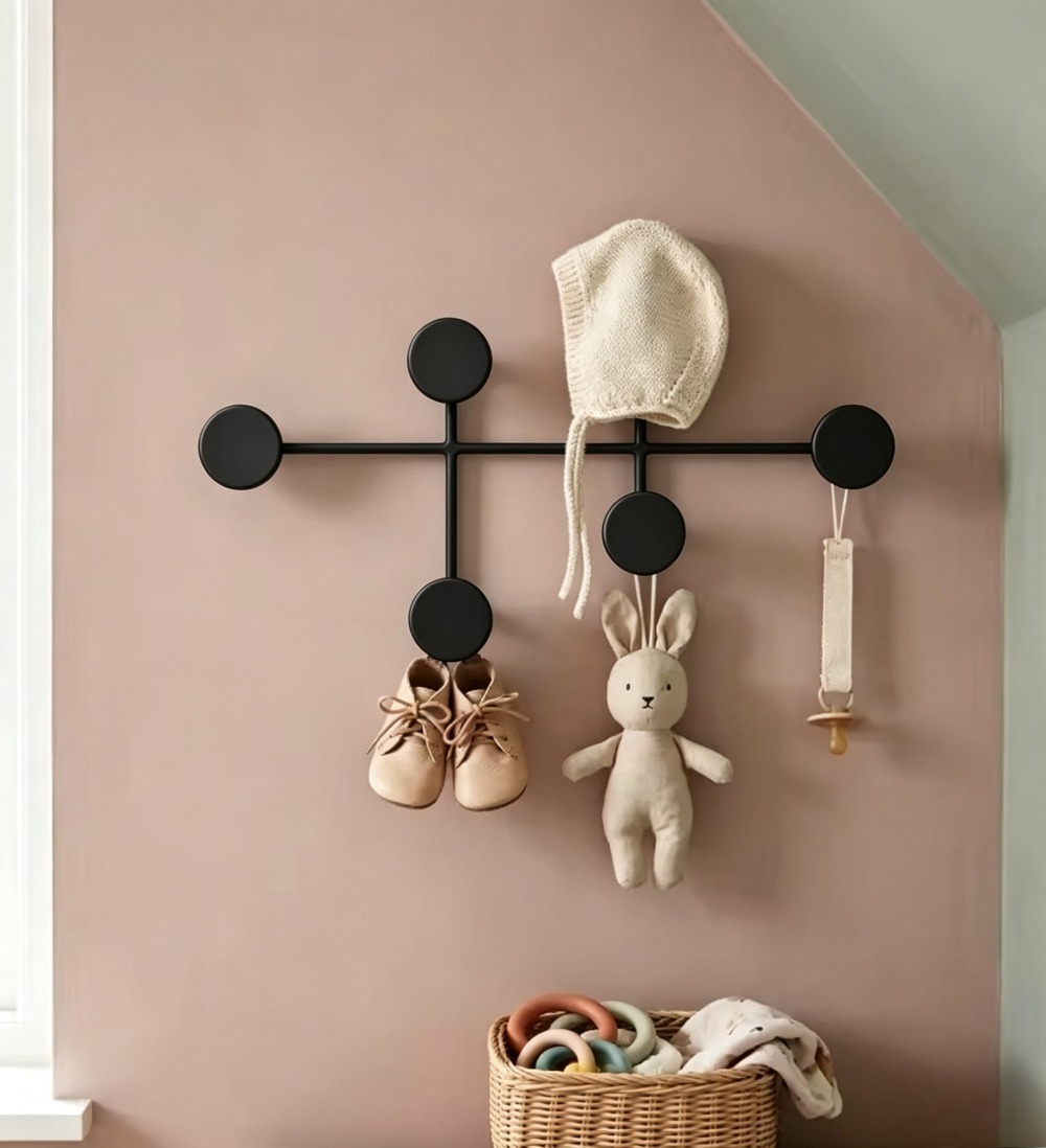 モダンな黒色の金属製壁掛けコートラック、5つのフック付き丸型 - Baby Nursery Hooks のレビューと価格